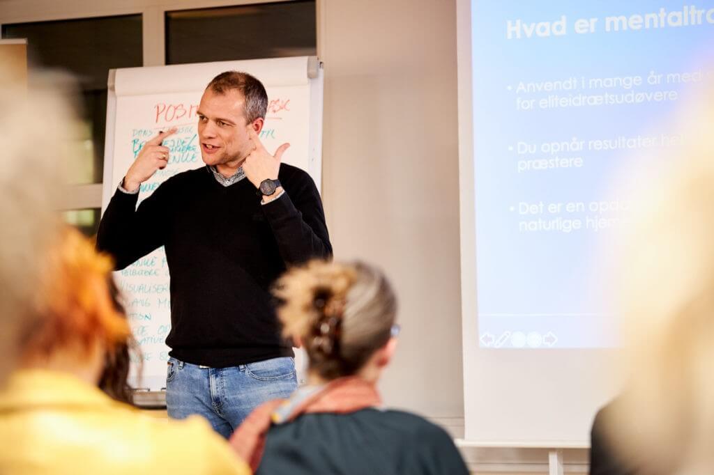Morten Brøgger der står og underviser et hold i teamudvikling