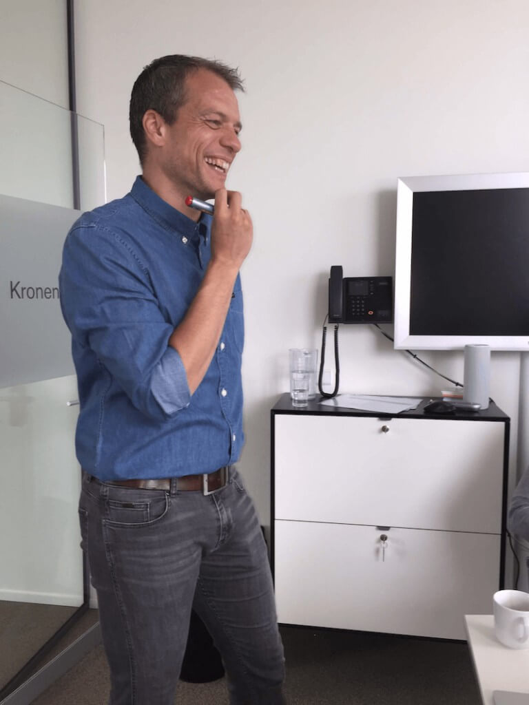 Erhvervscoach Morten Brøgger der smiler under teamudvikling